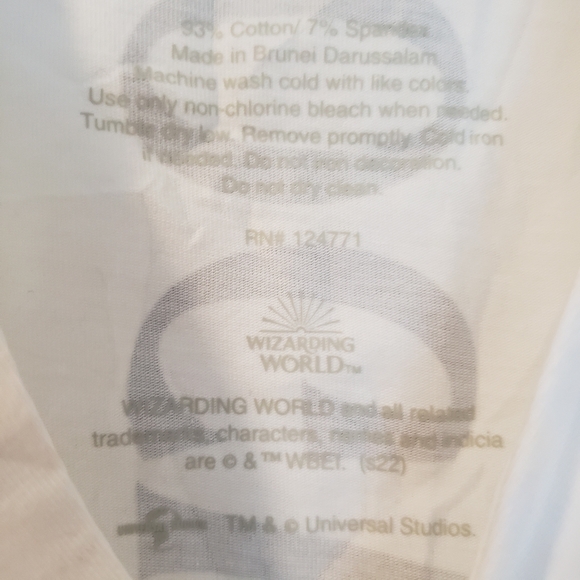 šHogwarts⢠Crest Sleeveless Top Ladies T-Shirt Woman NWOT Tank Top Medium - Picture 4 of 7